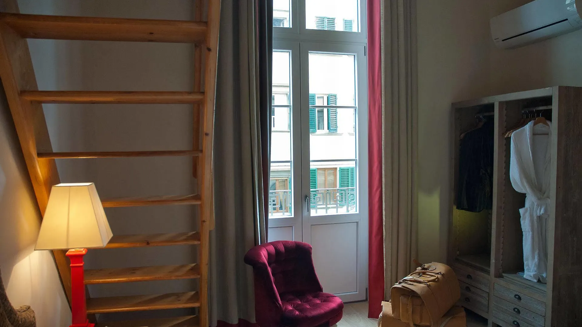 Black 5 Florence Guest house